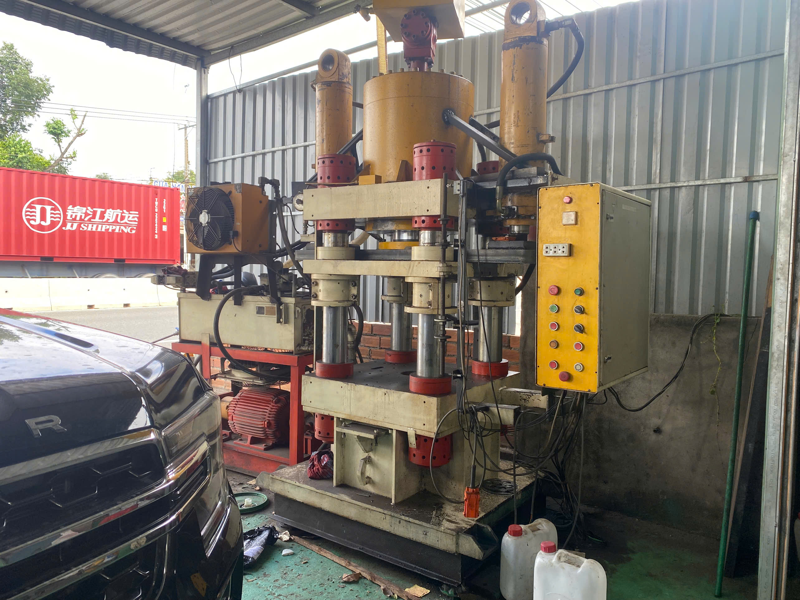 Hydraulic press.jpg